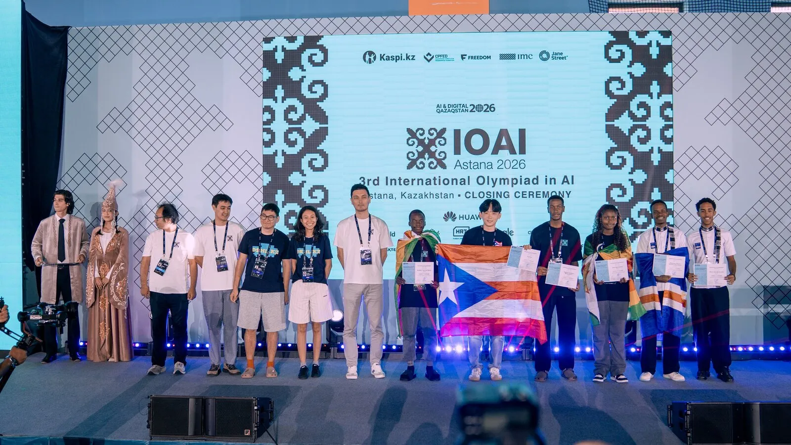 Participantes no palco da cerimónia de distinções