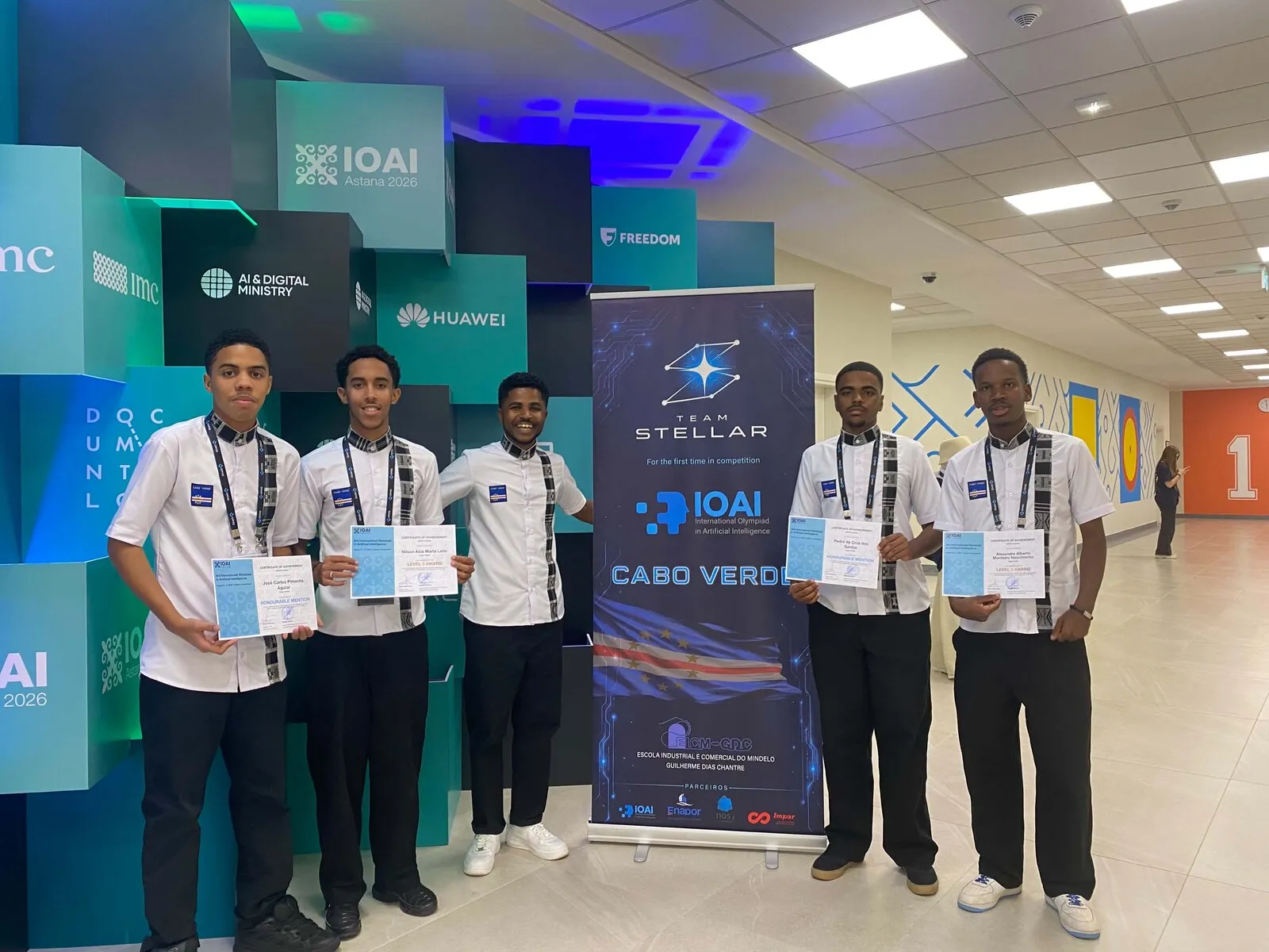 Team Stellar CV reunida com os certificados da competição